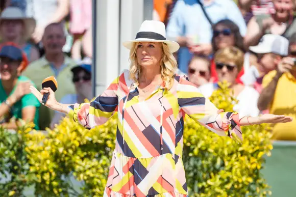 Andrea Kiewel begrüßte beim „ZDF Fernsehgarten“ drei Rocker im Publikum