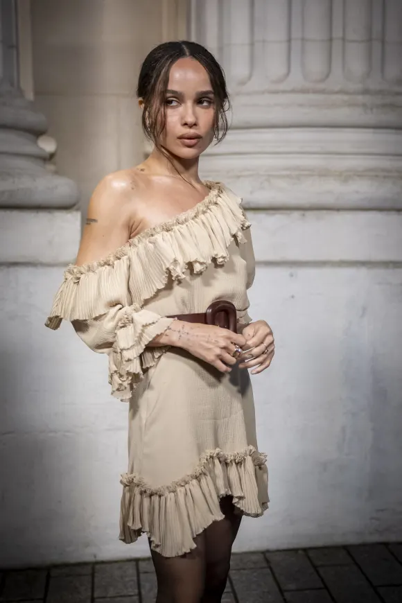 Zoë Kravitz besucht bei der Fashion Week in Paris die Show von Saint Laurent hommes